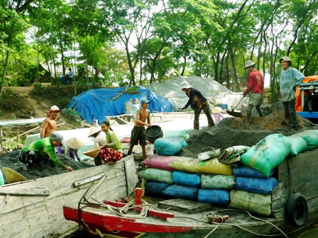 Kỳ lạ chợ b&aacute;n tro rơm Tr&agrave; Th&ocirc;n